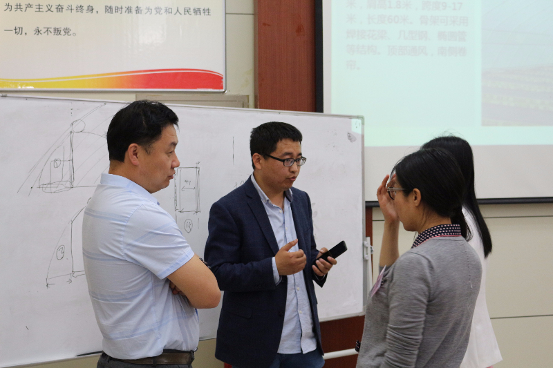 在課堂休息時(shí)，學(xué)員請教賈少華老師溫室的選擇與建造的知識(shí)